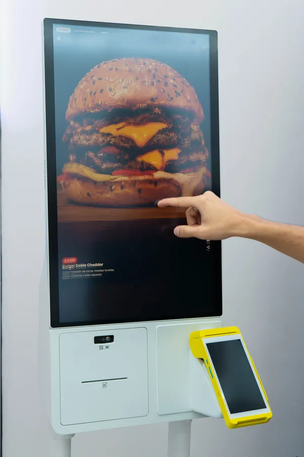 Detalle de una pantalla táctil en uso dentro del showroom