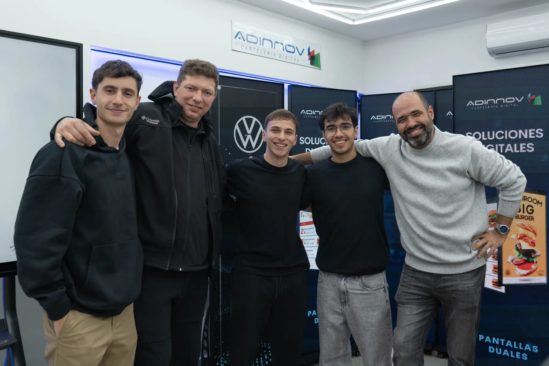 Integrantes del equipo Adinnov reunidos en su espacio de trabajo
