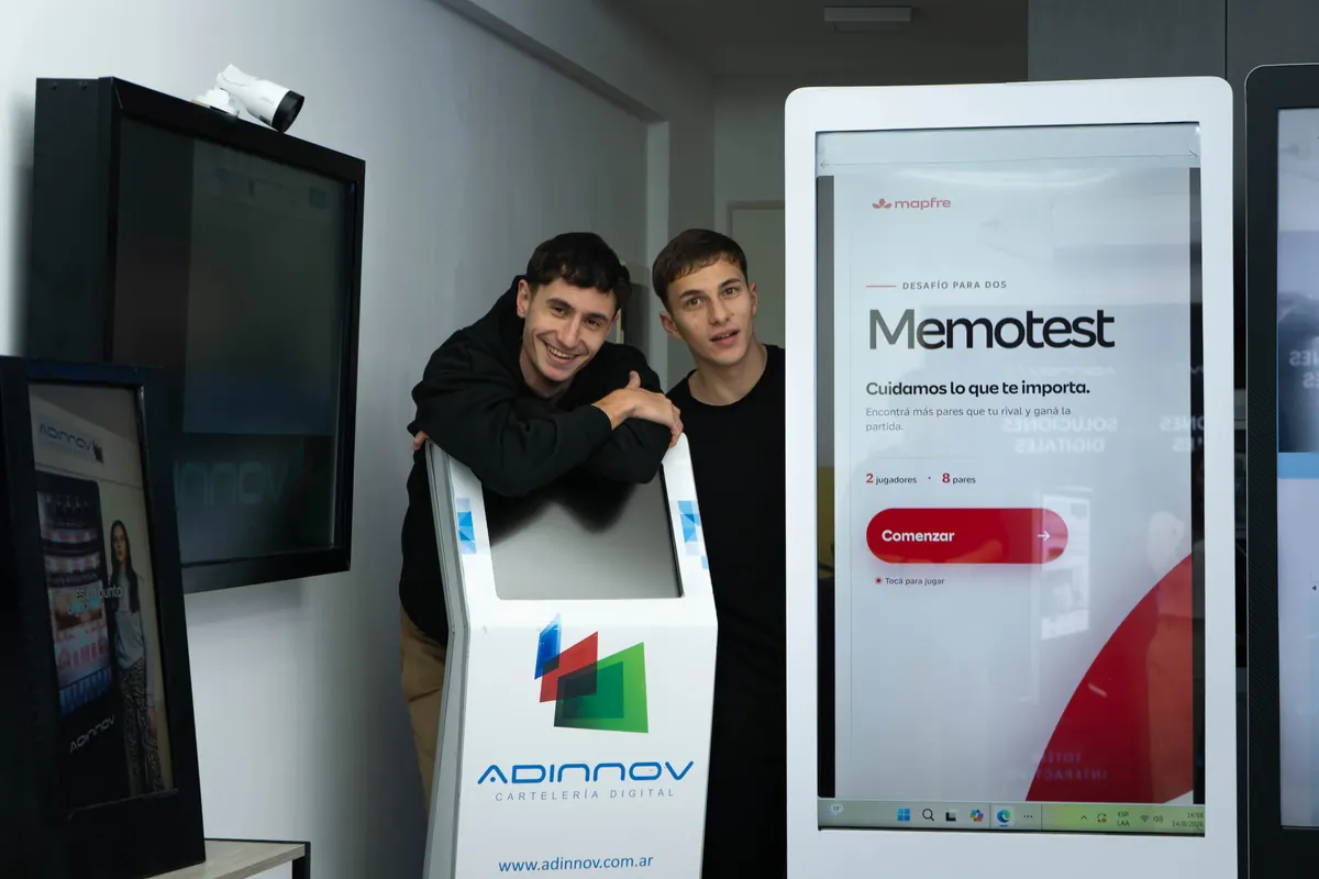 Integrantes de Adinnov junto a tótems digitales en el showroom