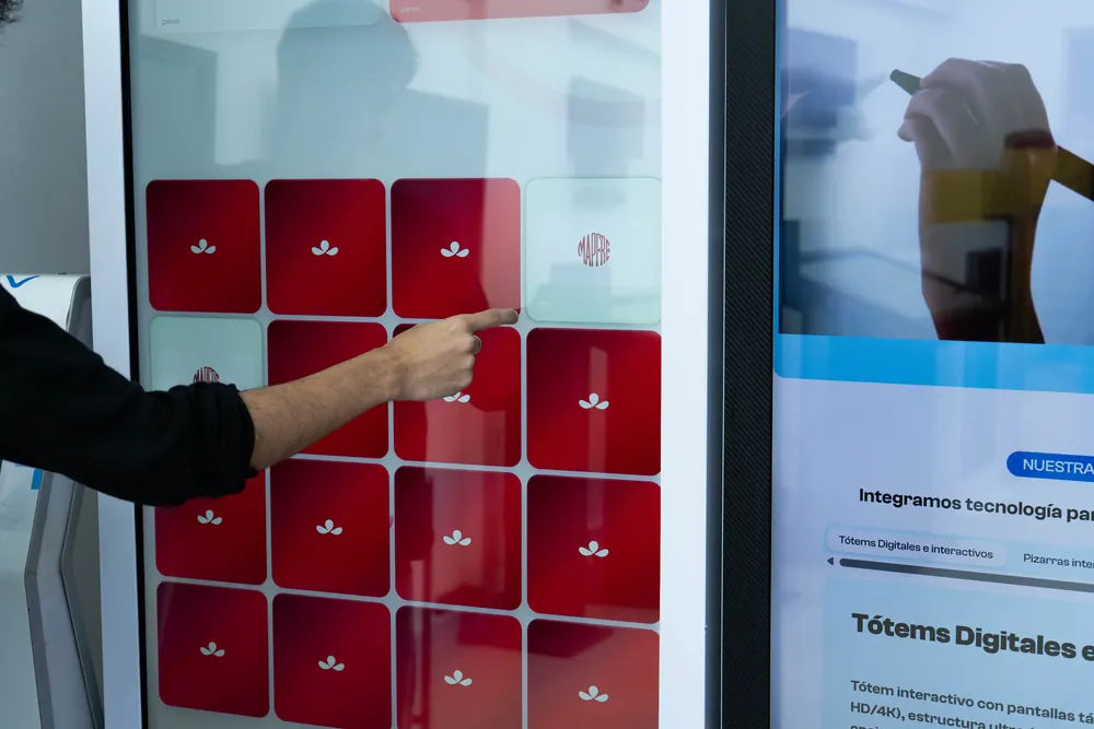 Una persona explorando una experiencia interactiva en una pantalla táctil