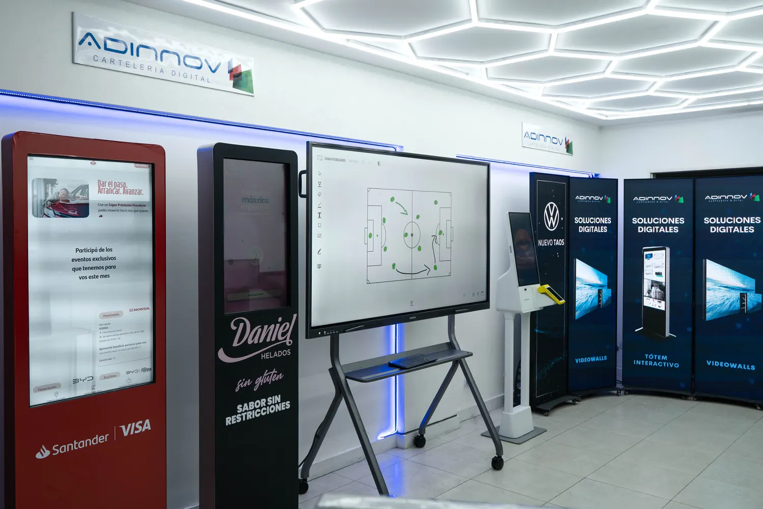 Vista amplia del showroom Adinnov con pantallas, tótems y soluciones interactivas en exhibición