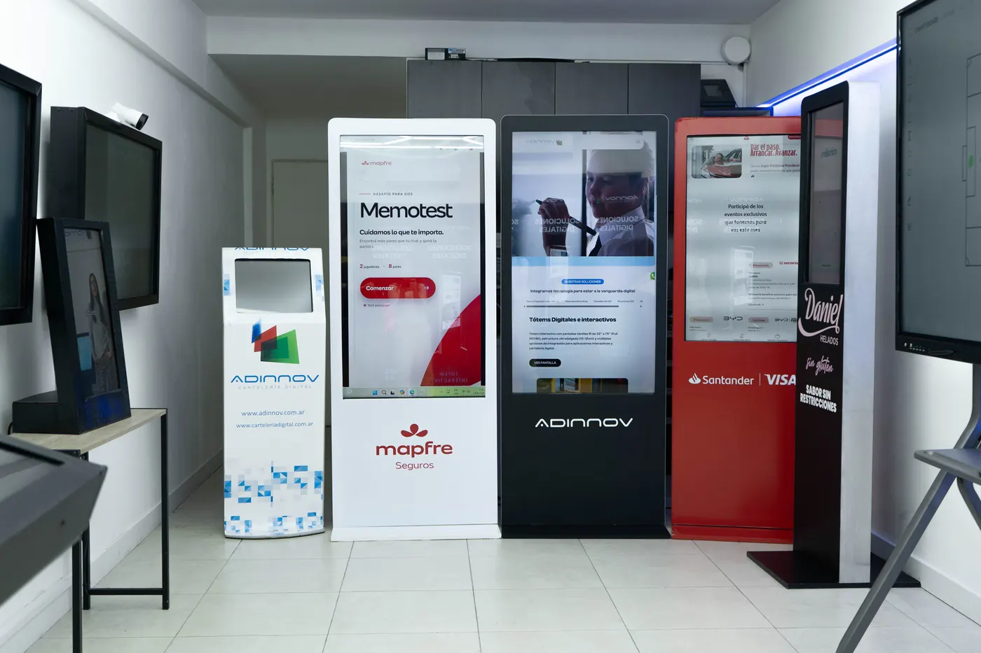 Tótems digitales exhibidos juntos en el showroom Adinnov