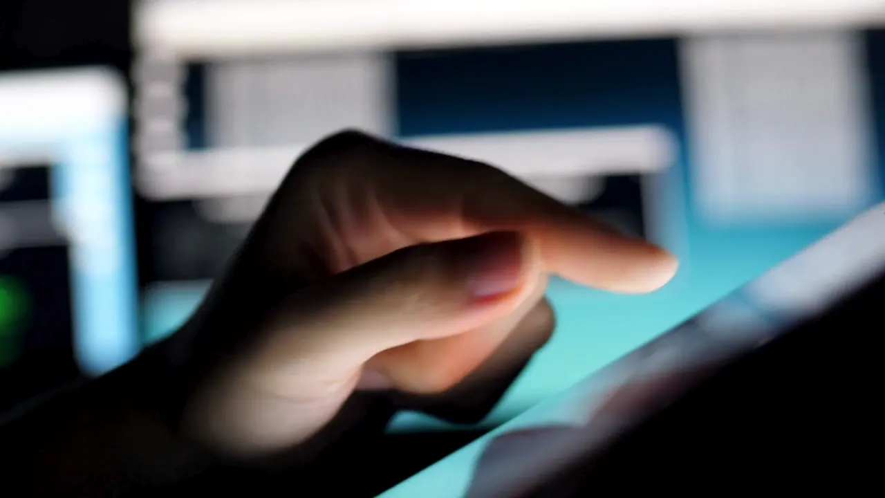 Persona utilizando una solución digital interactiva