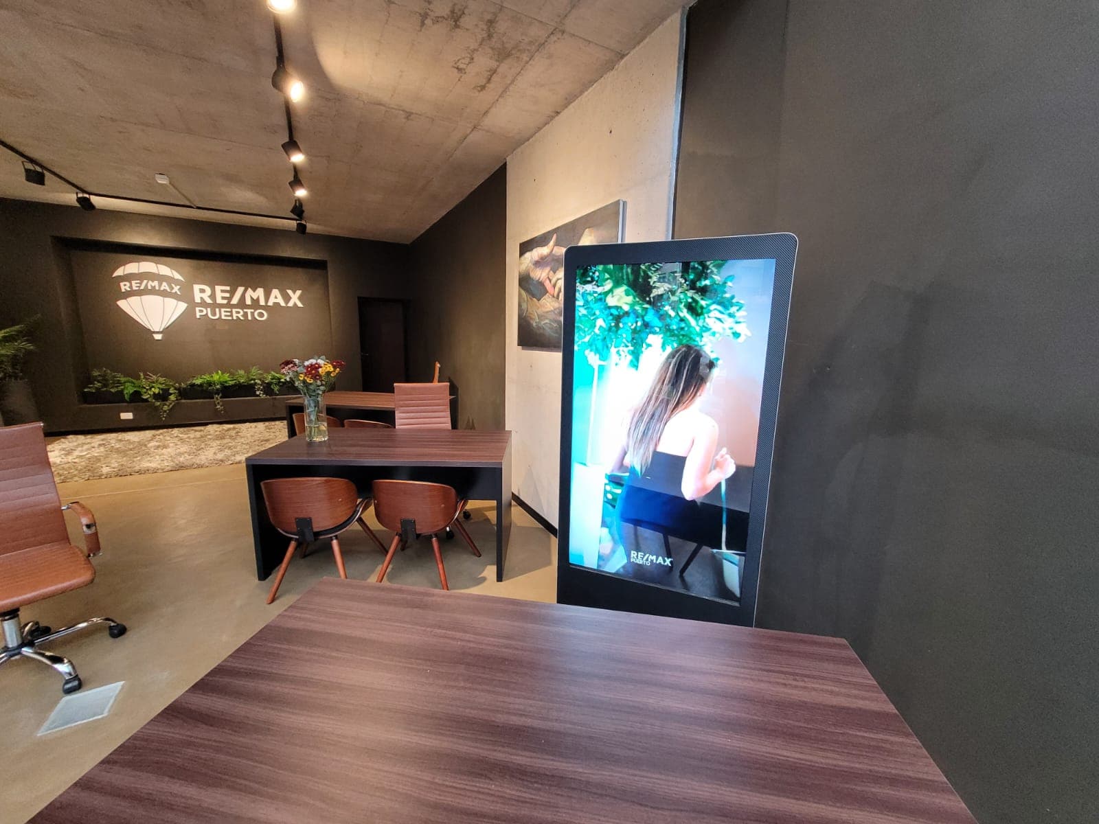 RE/MAX Puerto: señalética digital, vista 2