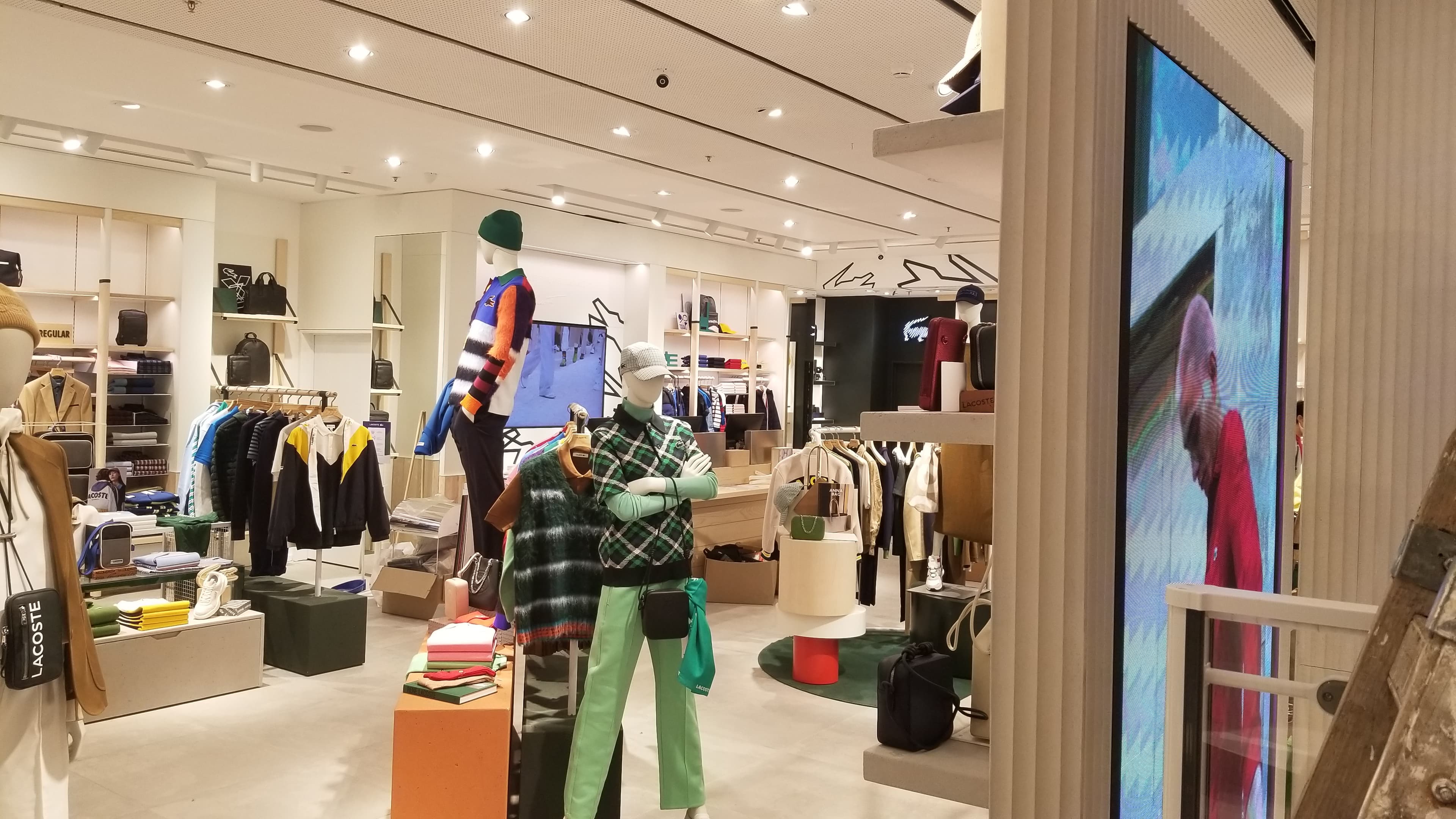 Lacoste: retail, vista 12
